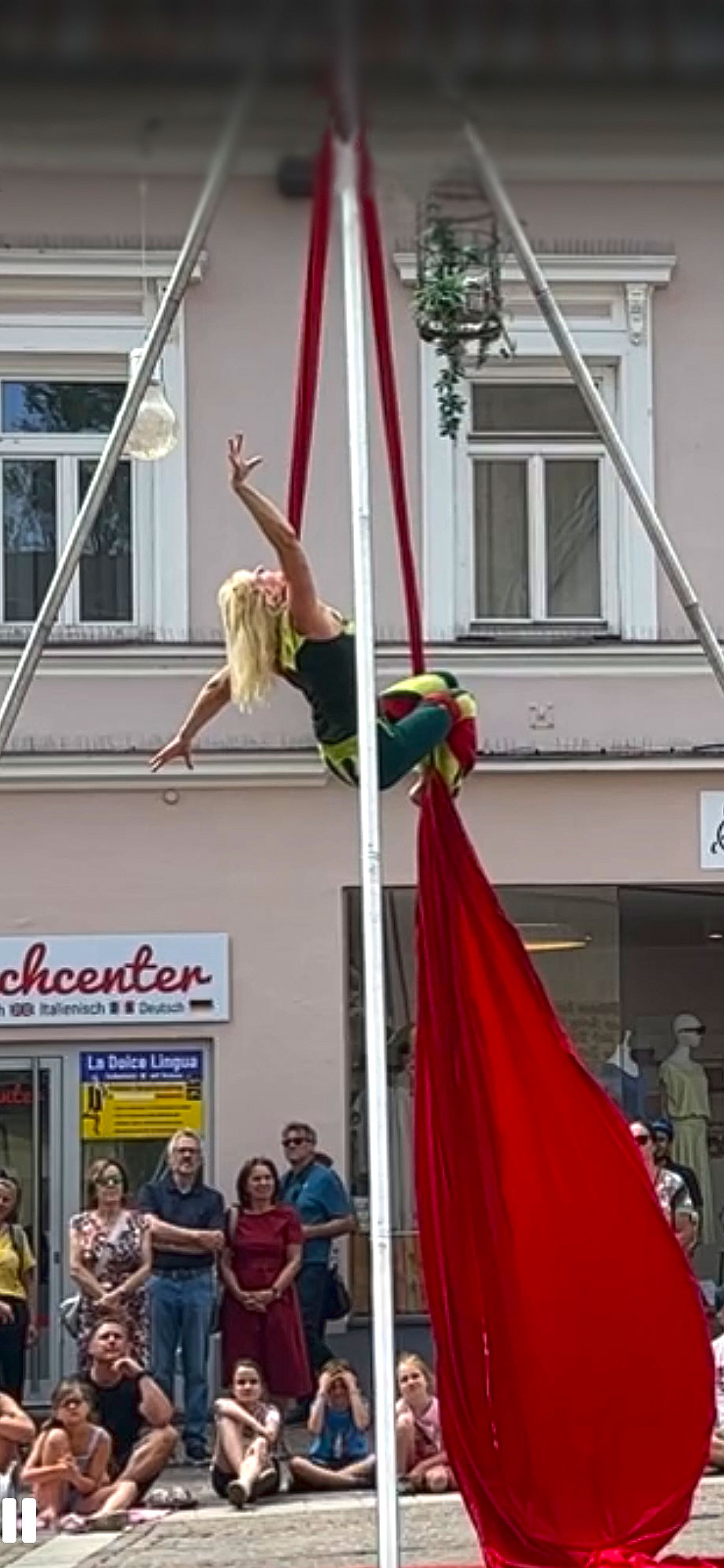 Mariann Engels | Tuch Performance, Luftakrobatik